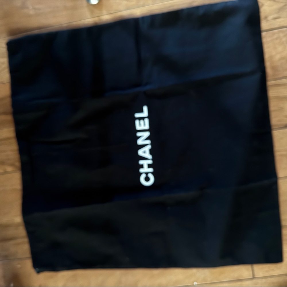 CHANEL Pebbled Leather Shoulder Bag- great condition Orig Price $4,300 - Picture 10 of 14